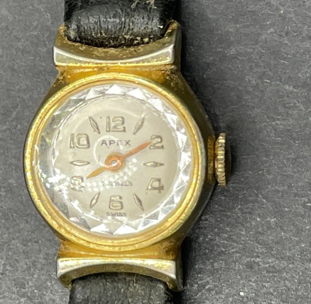 Vtg APEX 17 Jewel Swiss Round Women's Watch Gold Tone Leather Band 17mm